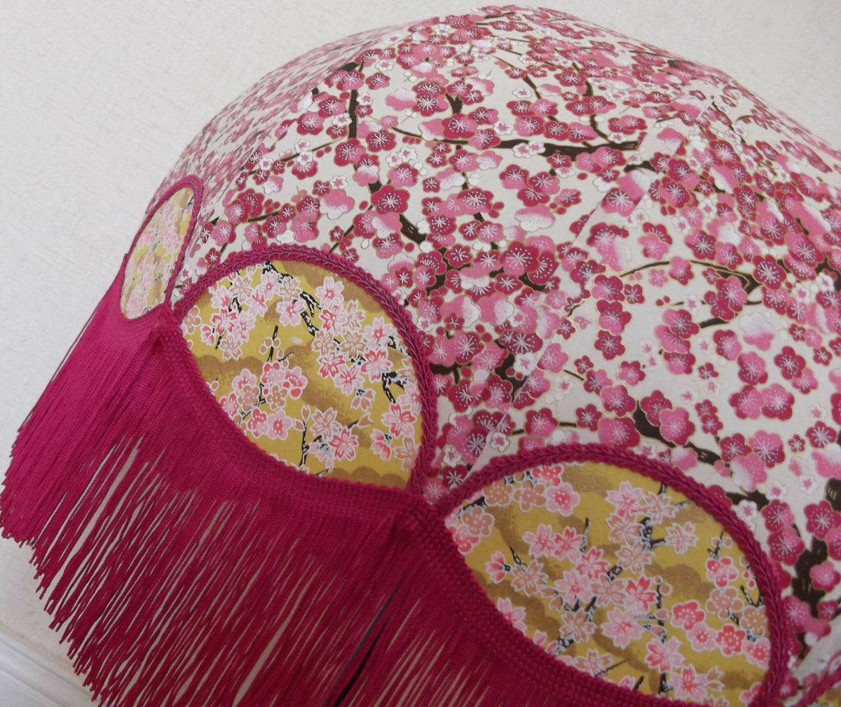 Abat-jour Magda en papier japonais rose à motifs fleuris, franges bordeaux, panneaux ovales verts