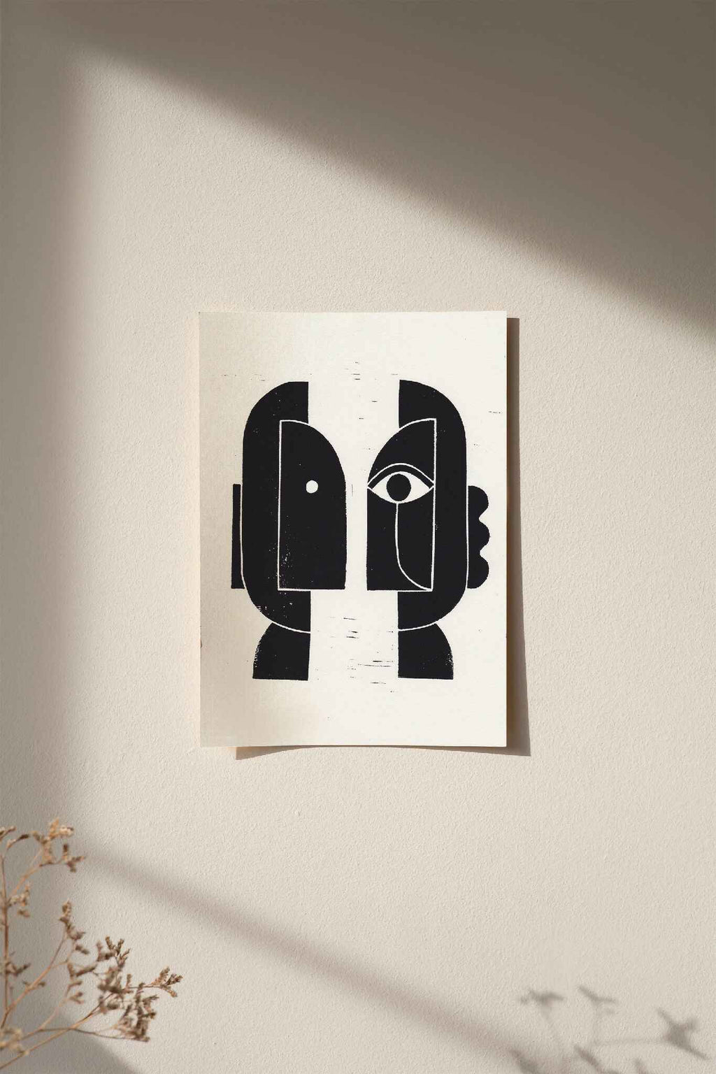 Linogravure encadrée, motif abstrait de deux figures noires sur fond clair