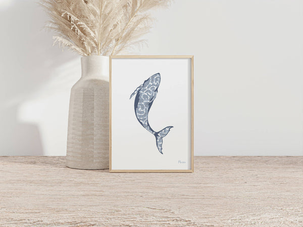 Tirage A4 encadré, illustration de baleine bleue sur fond clair.