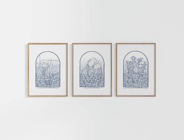 Trio d’affiches A4 encadrées, dessins bleus en arches
