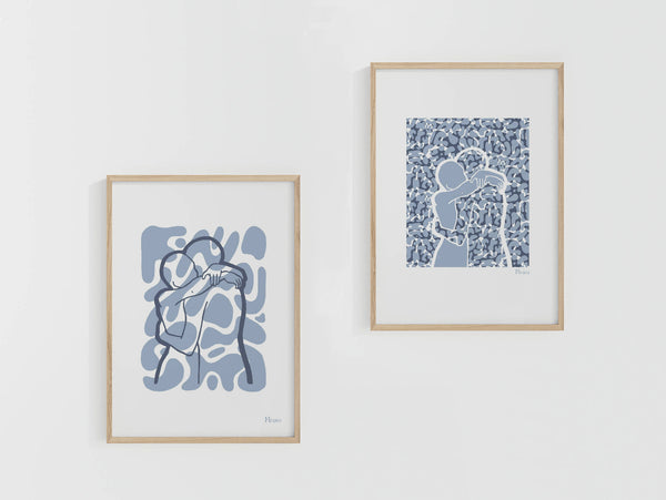 Deux tirages A4 encadrés, cadres en bois, motifs abstraits bleus (vue d’ensemble)