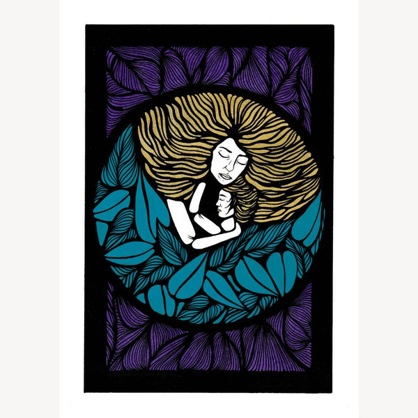 Illustration encadrée : visage féminin tenant un bébé dans un ovale de feuillages bleu/violet.