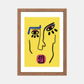 Illustration encadrée sur fond jaune, visage stylisé et éléments abstraits noirs et roses.