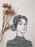 Portrait noir et blanc sur papier, profil féminin aux lignes et rayures