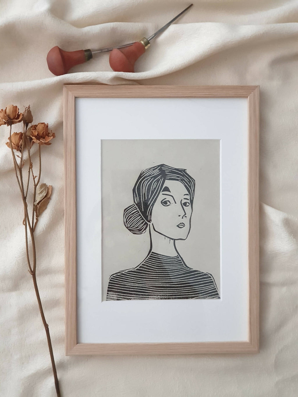 Portrait noir et blanc en cadre bois clair, profil féminin aux rayures