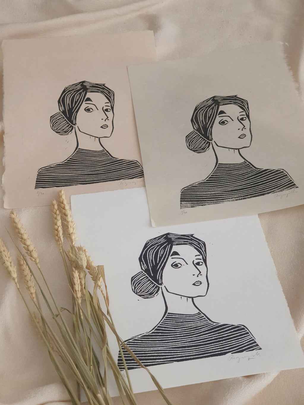 Trois portraits noir et blanc sur papier, femmes aux lignes et rayures
