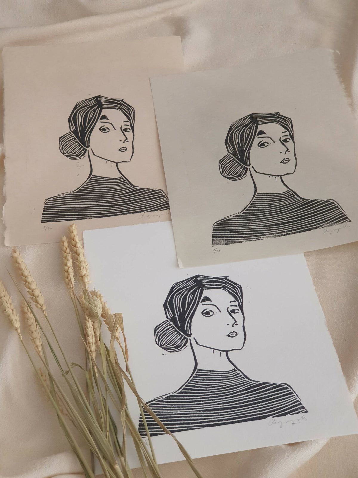 Trois portraits noir et blanc sur papier, femmes aux lignes et rayures