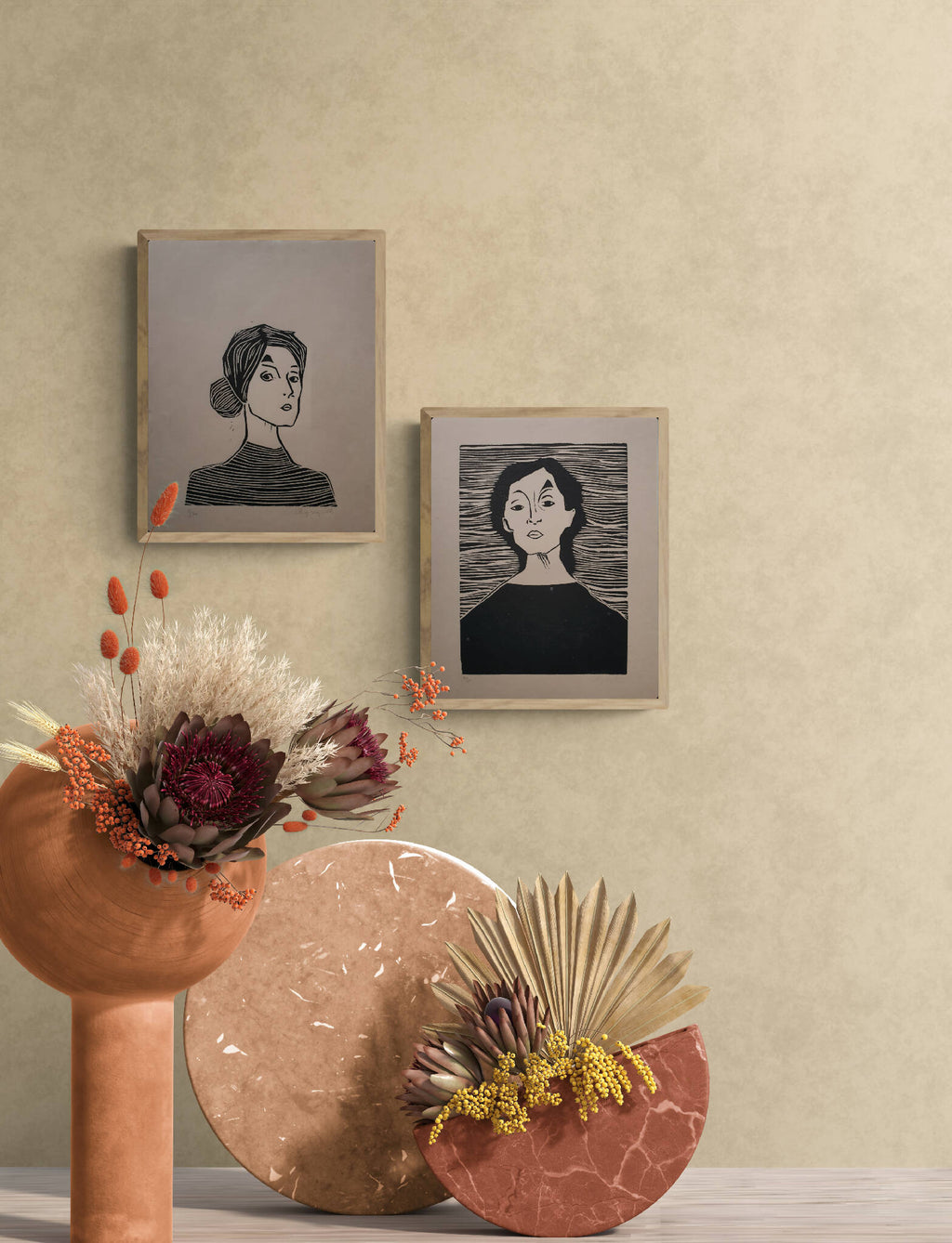 Deux portraits noir et blanc en cadres, visages de femmes aux rayures