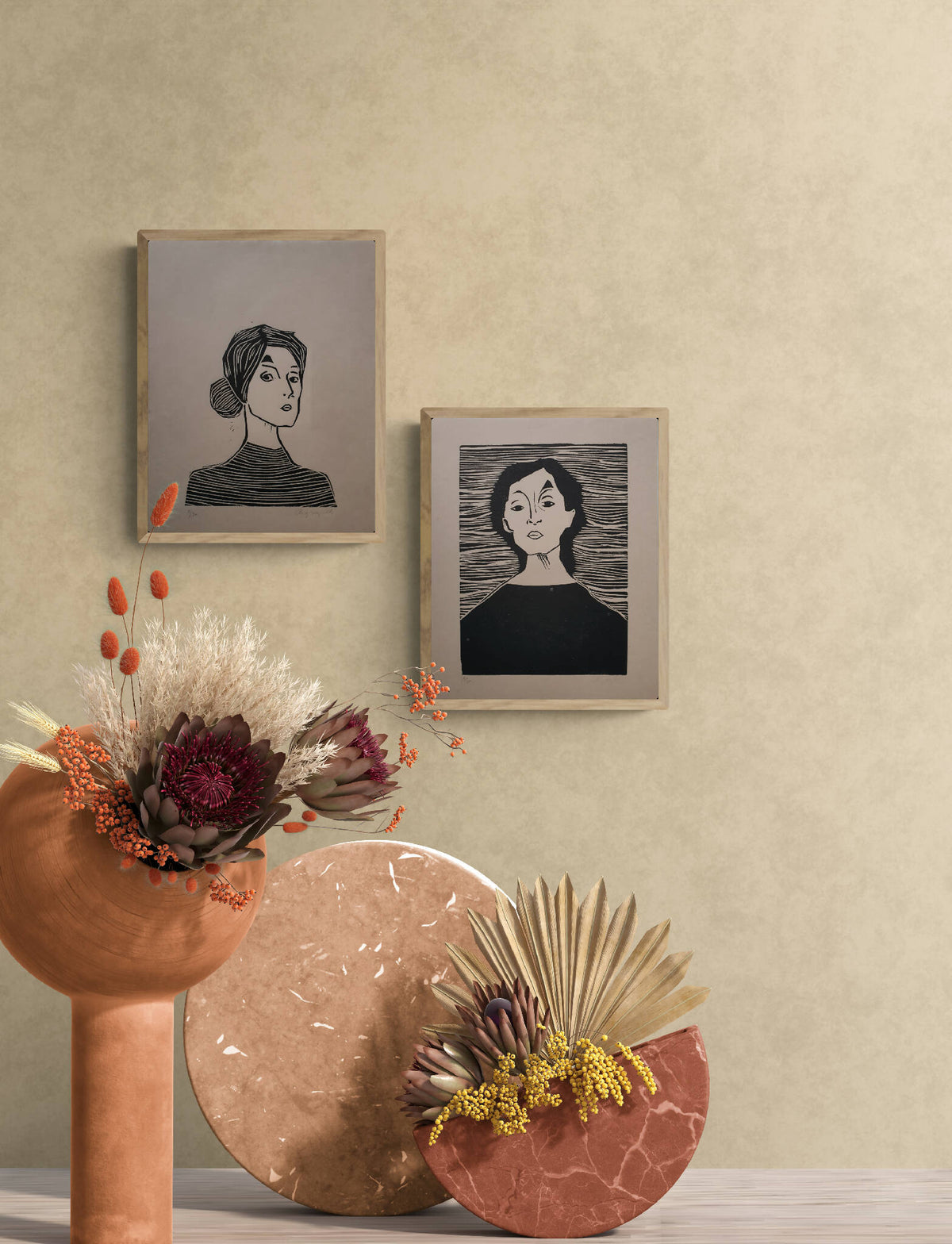 Deux portraits noir et blanc en cadres, visages de femmes aux rayures