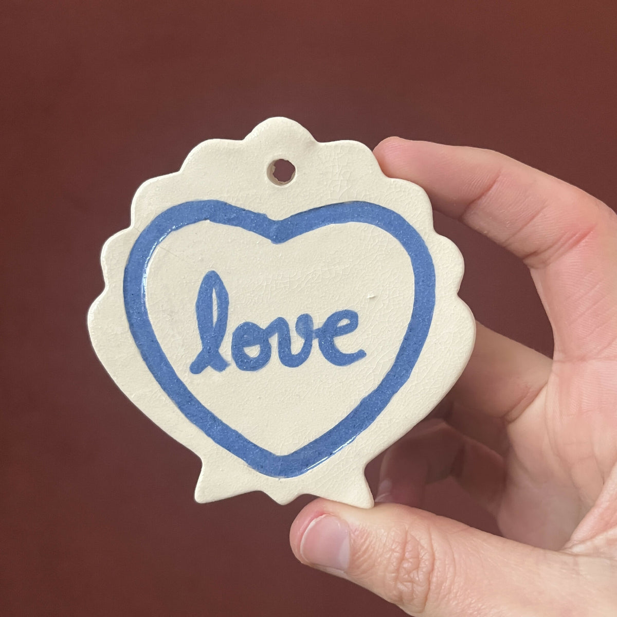 Ex-voto monochrome en étoile, cœur bleu avec le mot « love »