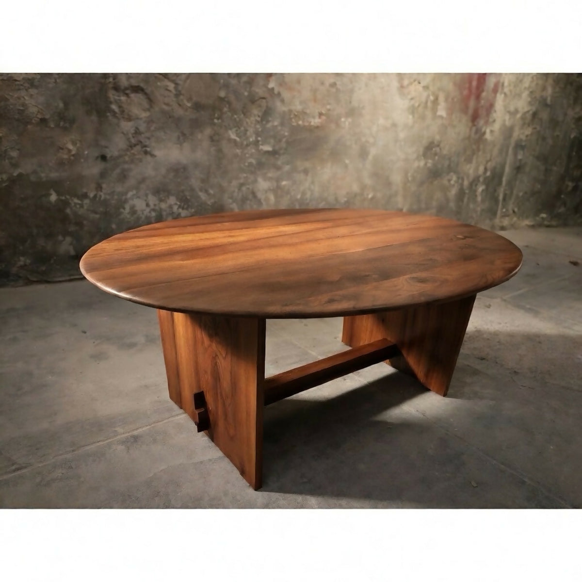 Table basse ronde en bois, piètement avec traverses, vue trois-quarts