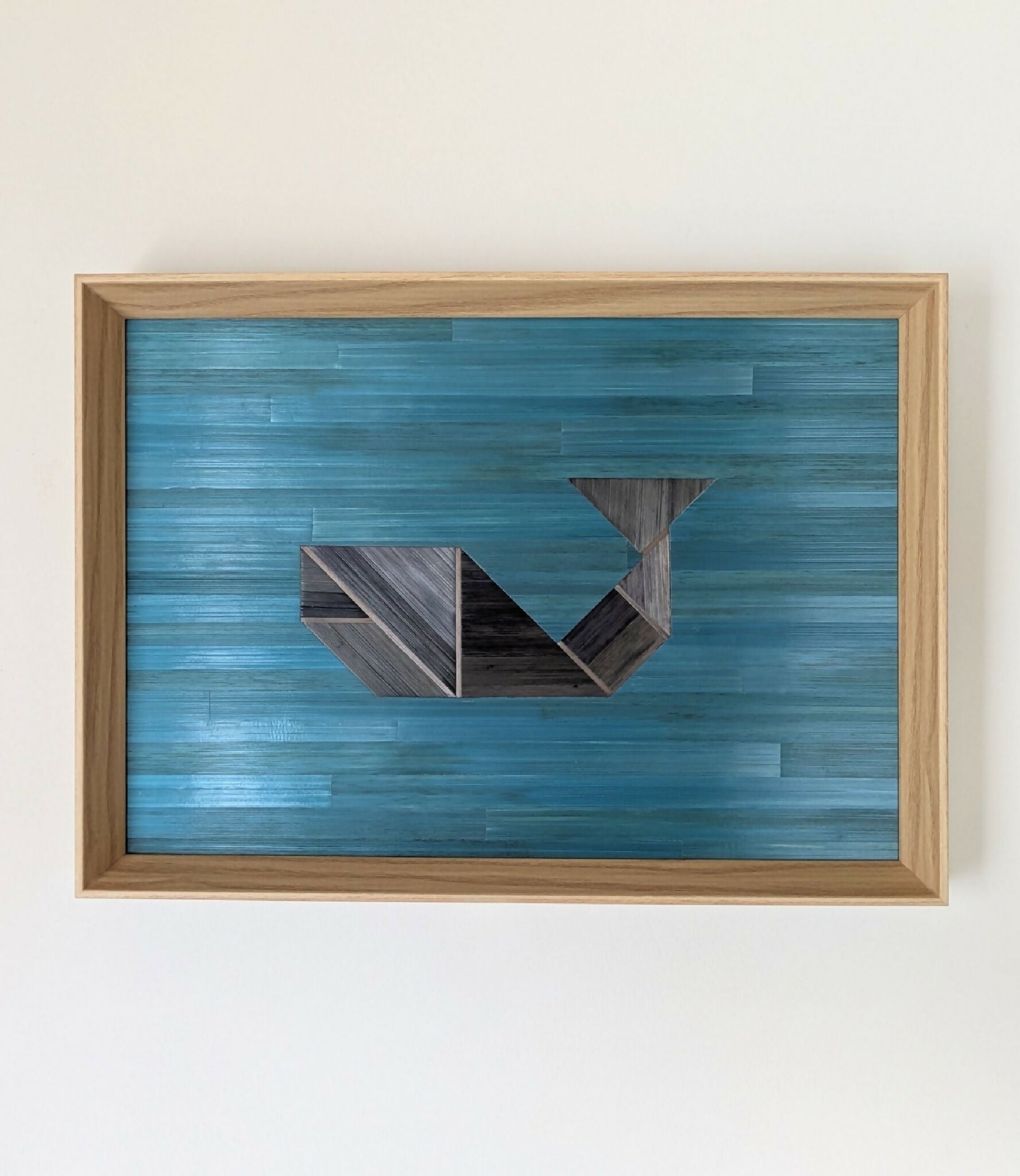 Tableau encadré en bois, marqueterie bleue en bandes et formes anthracite.