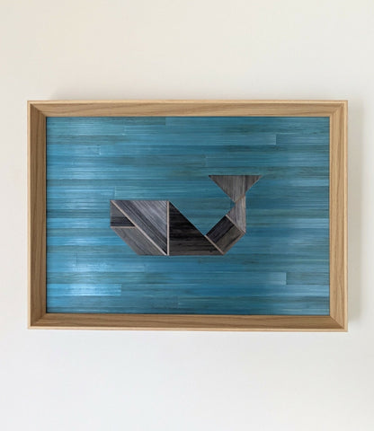 Tableau encadré en bois, marqueterie bleue en bandes et formes anthracite.