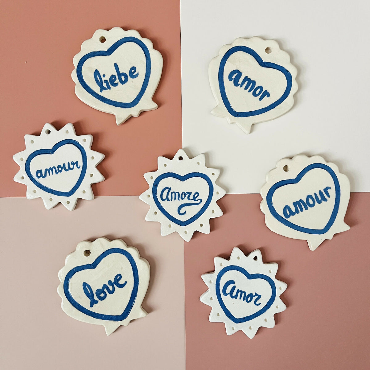 Lot d’ex-voto en forme d’étoile avec cœur bleu, lettrage Liebe, Amour, Amor, Love