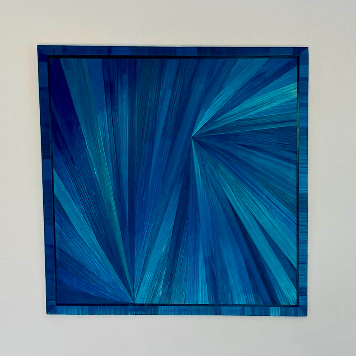 Rayonnement Azur — Tableau en marqueterie de paille 30 × 30 cm