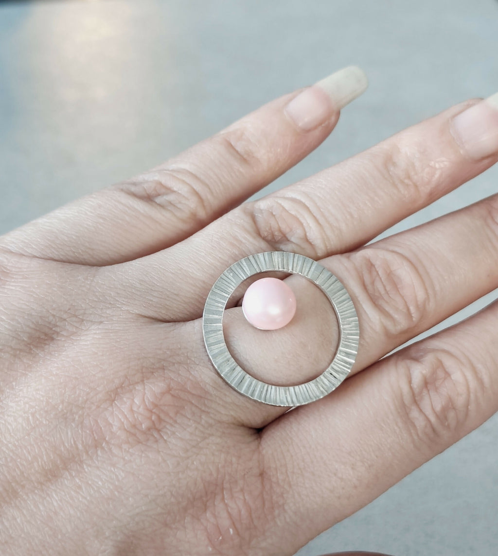 Bague Atoll anneau strié argenté avec perle rose, vue sur la main