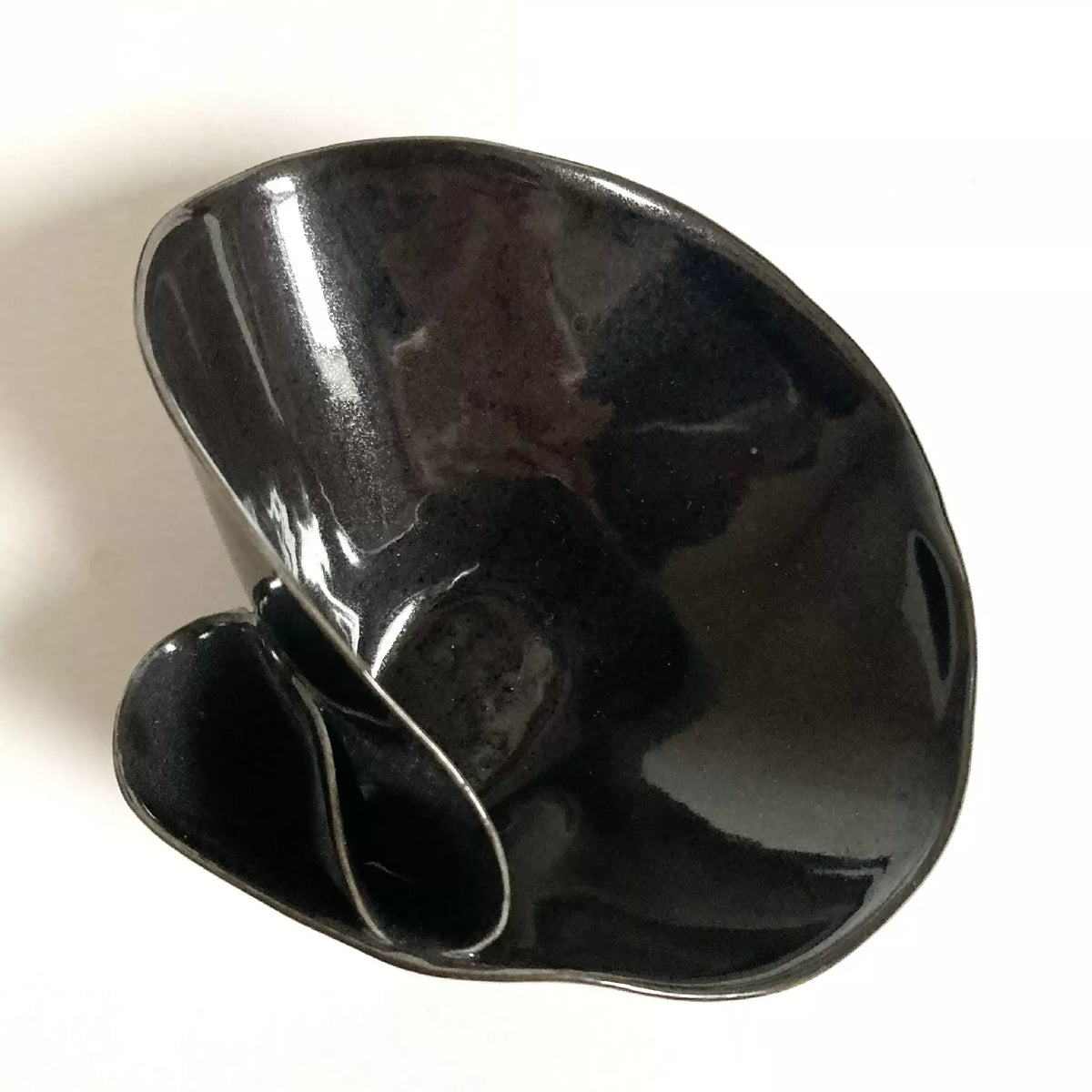 Coupelle nénuphar noire brillante, forme pétale arrondie avec petit réceptacle sur le côté