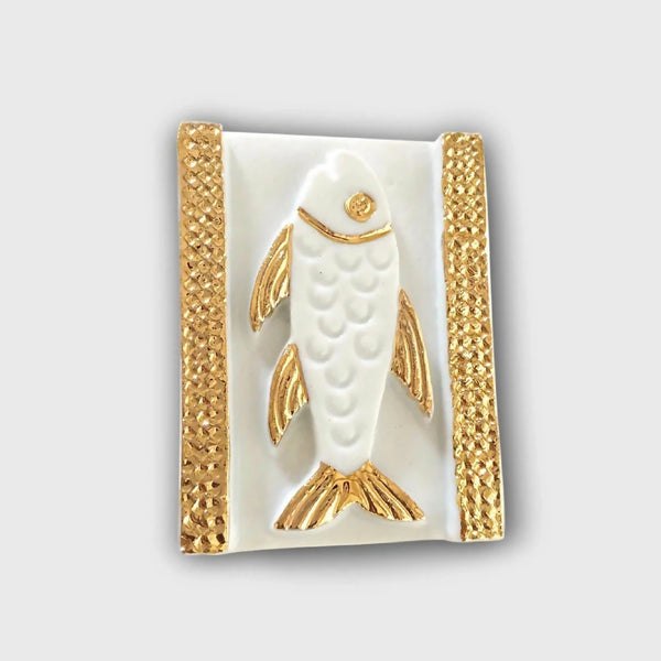 Boîte à bijoux en forme de poisson blanche avec bordures dorées et motif poisson