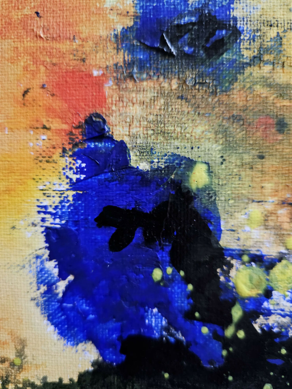 Détail de peinture abstraite Interstellaire : bleu profond, noir et touches orange/rouge