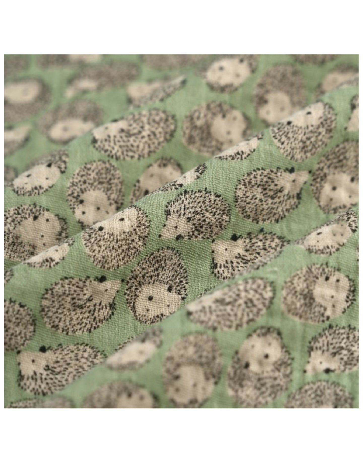 Tissu vert à motif de petits hérissons gris