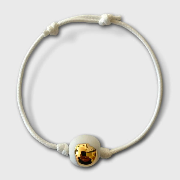 Bracelet cordon blanc avec goutte dorée brillante en porcelaine