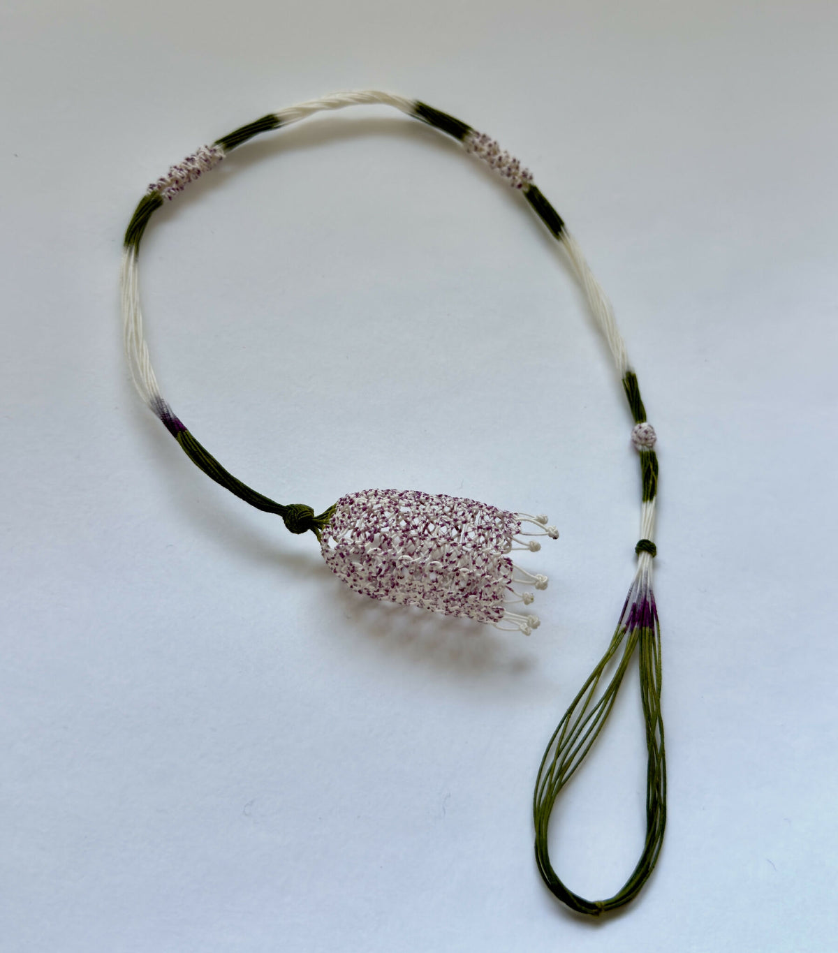 Collier en soie tulipe violet et vert, pendentif fleuri et liens avec pampilles.