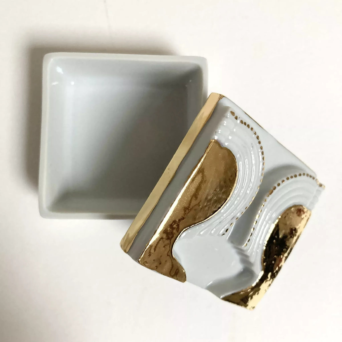 Boîte à bijoux en porcelaine blanche ouverte, compartiment rectangulaire doré
