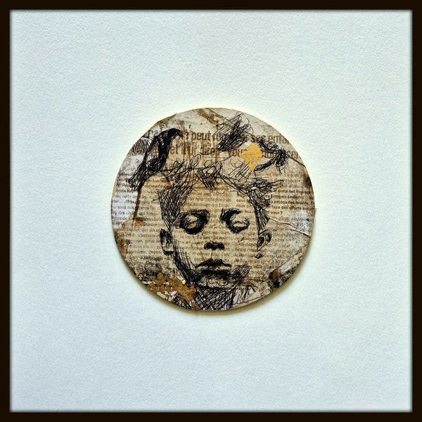 Tableau original avec motif rond portrait en noir et beige, touches jaunes