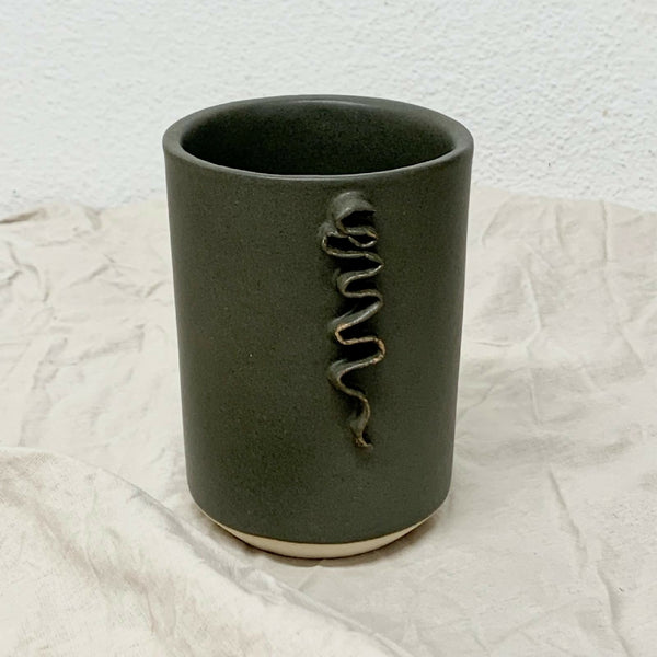 Mug en céramique kaki avec motif froufrou en relief sur la façade