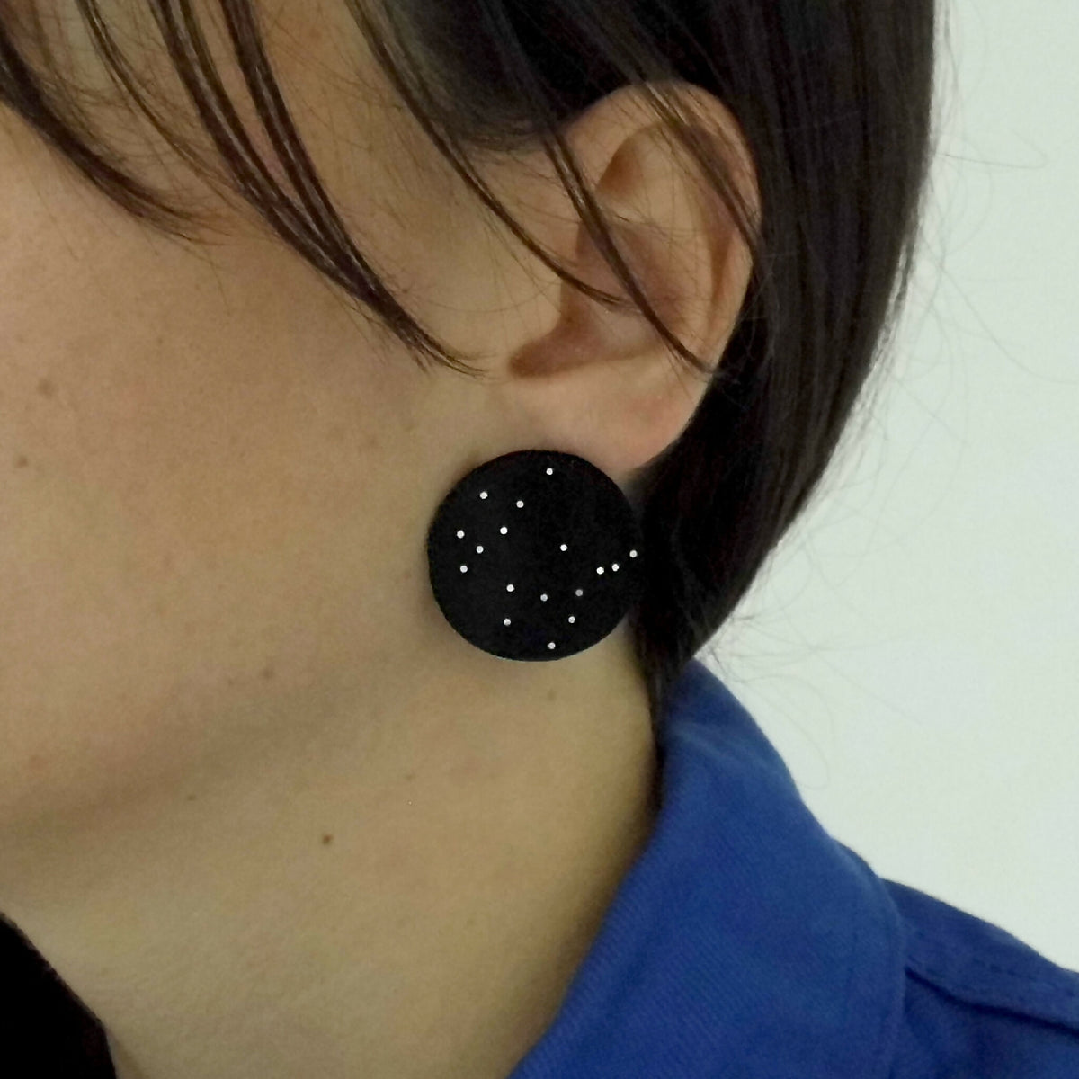 Boucles d’oreilles constellation rondes noires, motif d’étoiles blanches