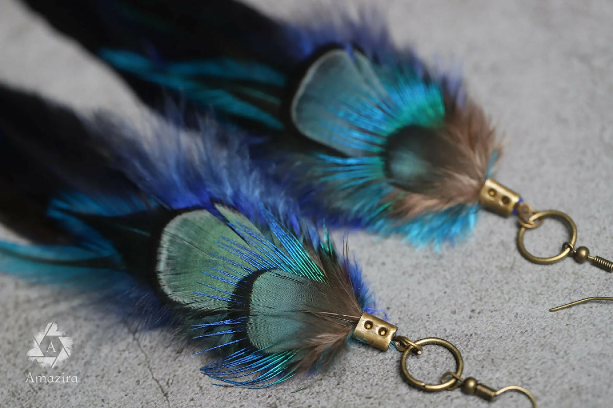 Boucles d’oreilles à plumes bleu et vert, détail des attaches dorées