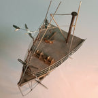 Maquette du Titanic en acier recyclé, vue en plongée sur le pont et la rambarde
