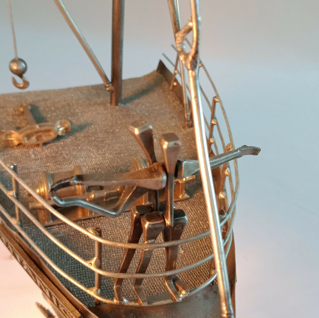 Maquette du Titanic en acier recyclé, vue intérieure du pont avec éléments en cuivre