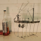 Maquette du Titanic en acier recyclé, vue de côté avec canots et accessoires métalliques