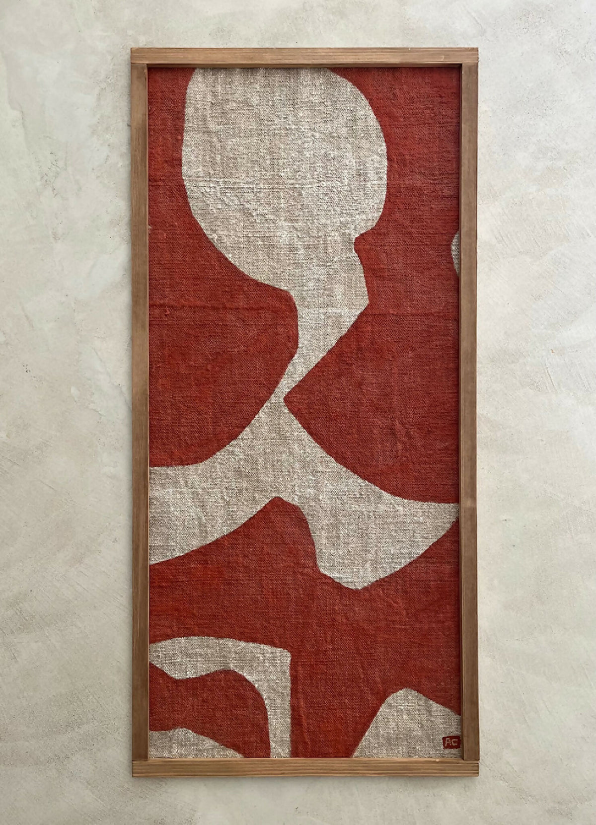 Tableau Klobi abstrait encadré bois, silhouette beige sur fond rouge brique