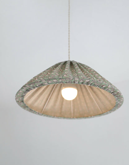 Suspension conique vert à motif hérissons, vue de dessous avec lumière allumée