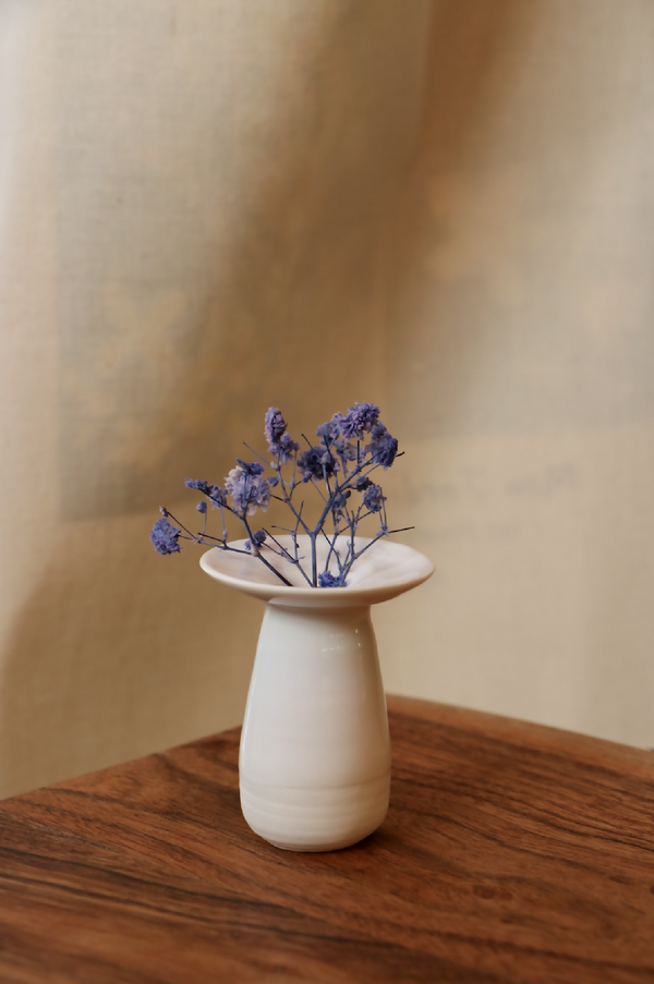 Mini-vase en porcelaine blanc avec bouquet de fleurs violettes