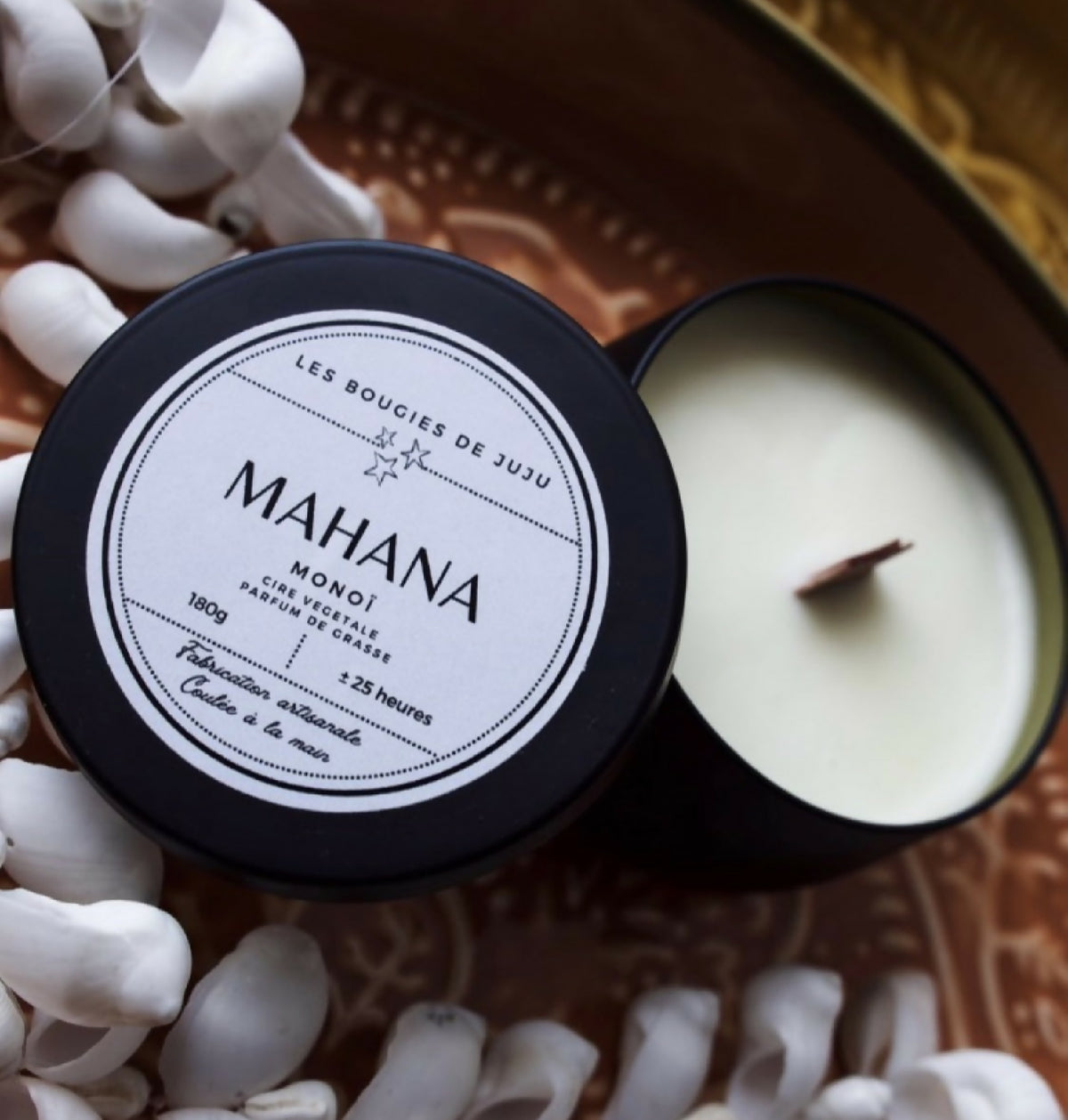 Bougie végétale parfumée MAHANA dans un pot bleu foncé, couvercle ouvert, cire blanche.