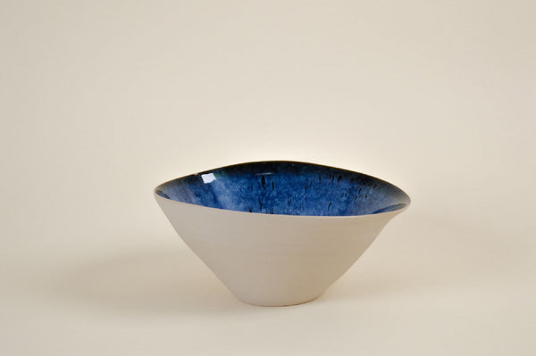Bol en céramique blanc à intérieur bleu, forme évasée, vue de dessus