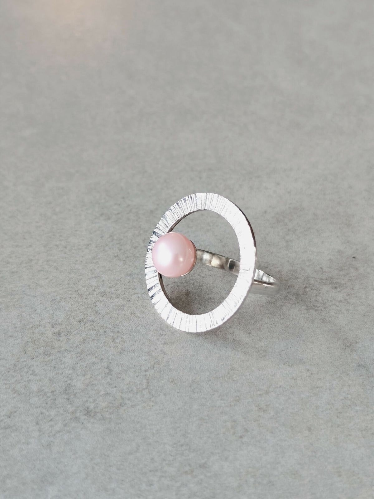 Bague Atoll perle rose sur anneau strié argenté avec tige arrière visible