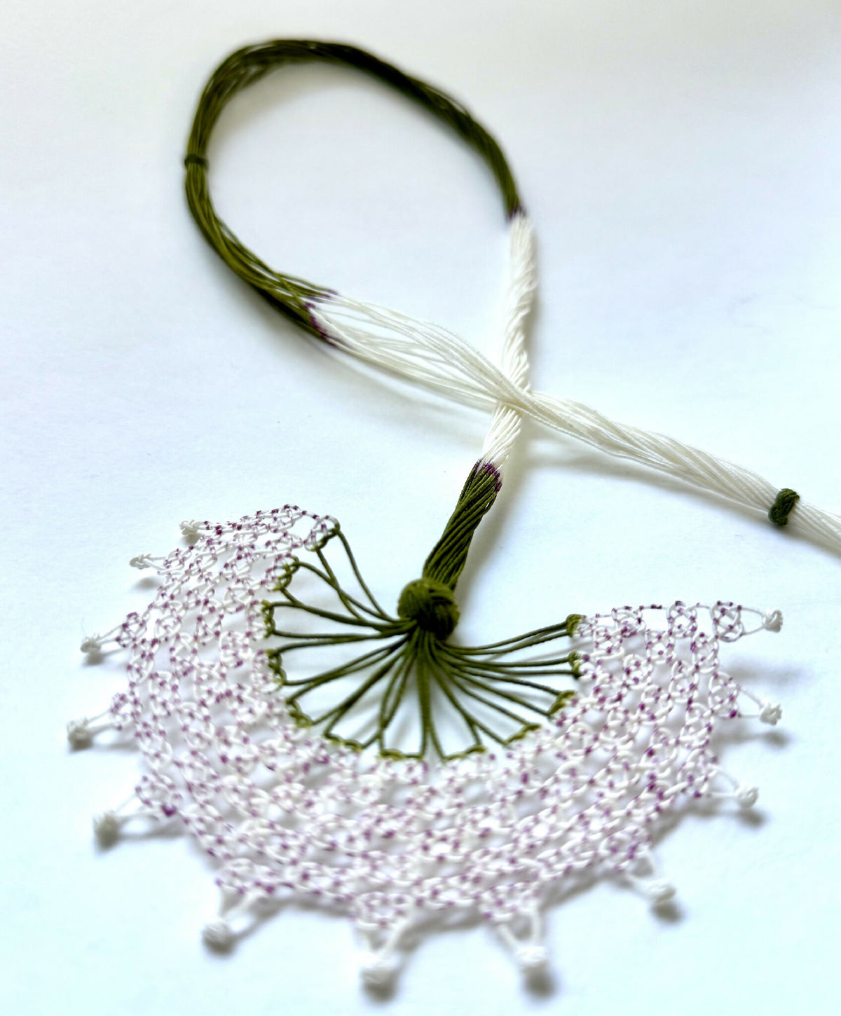 Collier éventail en soie : deux pendentifs éventail ajourés rose clair sur cordon vert