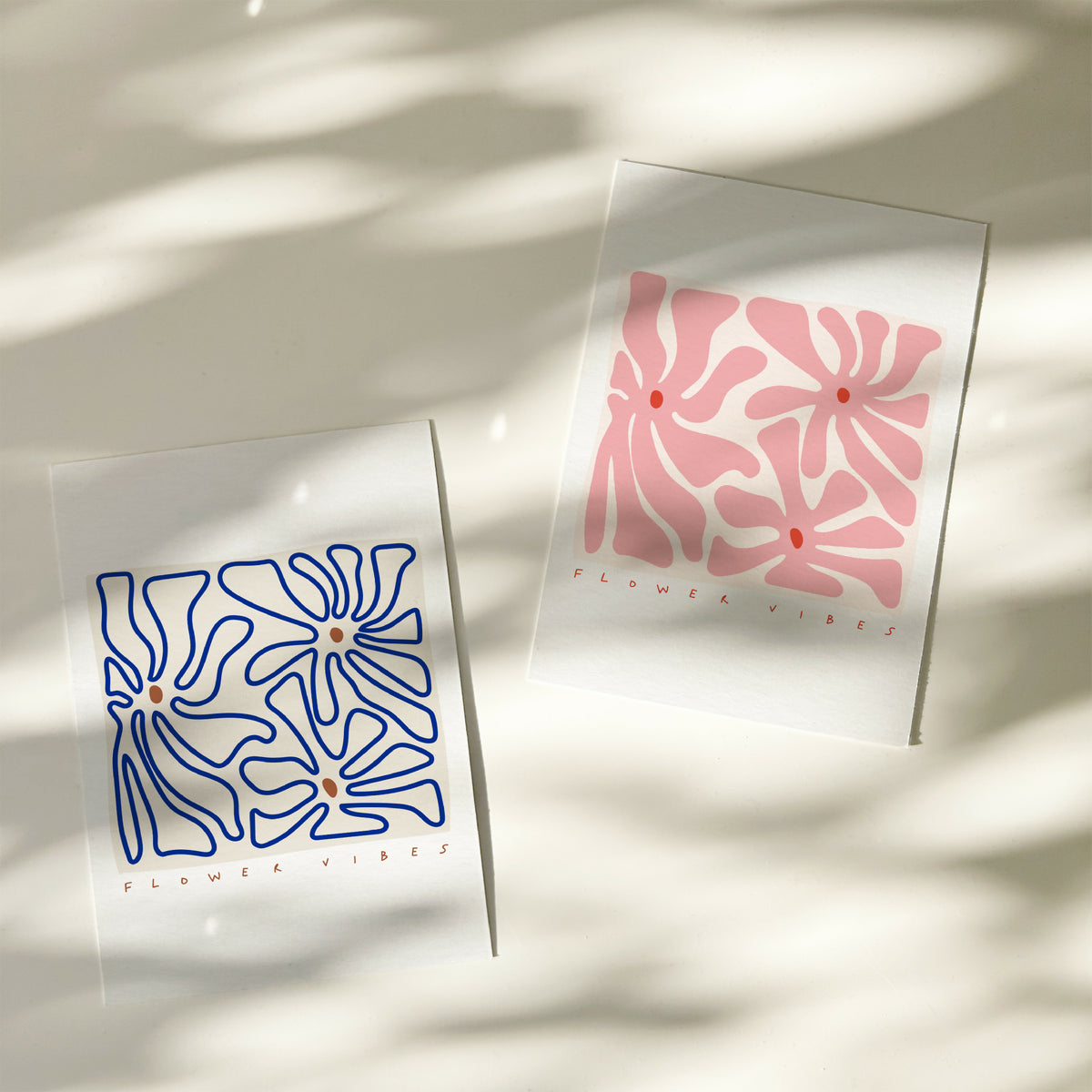 Deux cartes illustrées fleurs abstraites, une rose et une bleue.