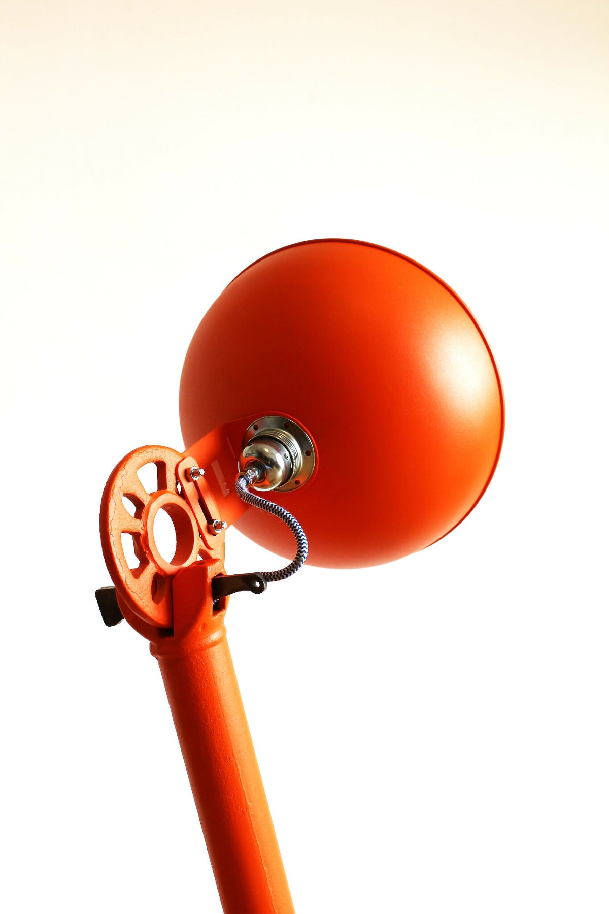 Lampe UMARELL Enrico : détail de l’abat-jour orange et du mécanisme de fixation