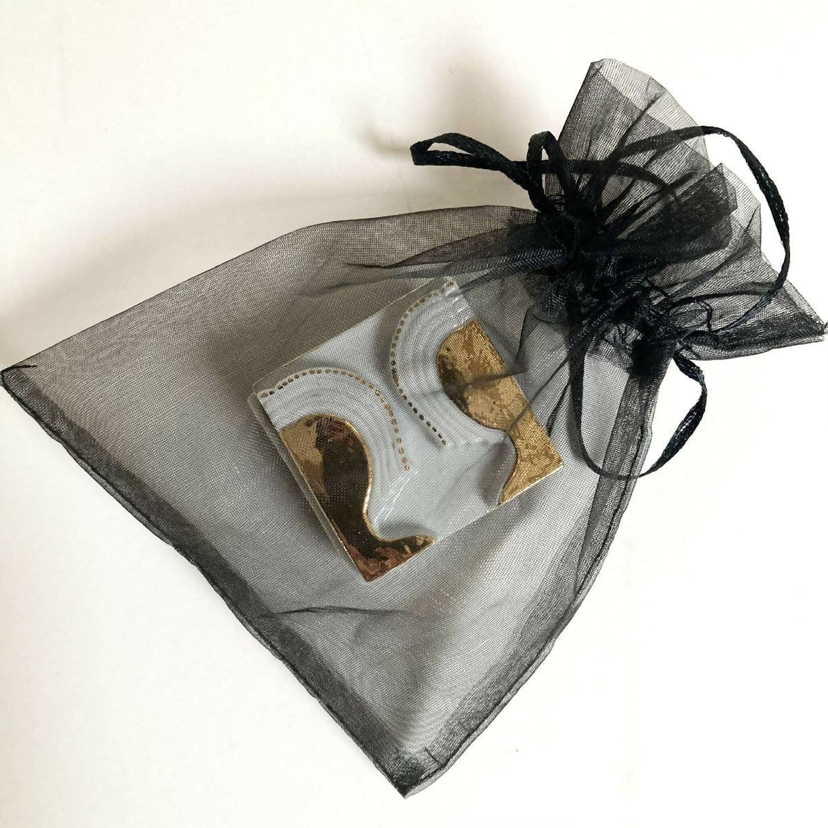 Boîte à bijoux en porcelaine blanche dans pochon en organza noir, nœud