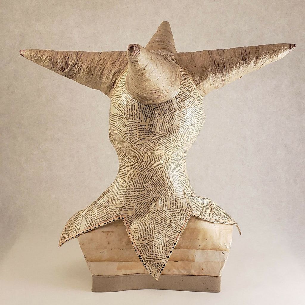 Buste sculpté beige, vue de face légère, cornes symétriques, inscription sur base « d’un naturel taquin »