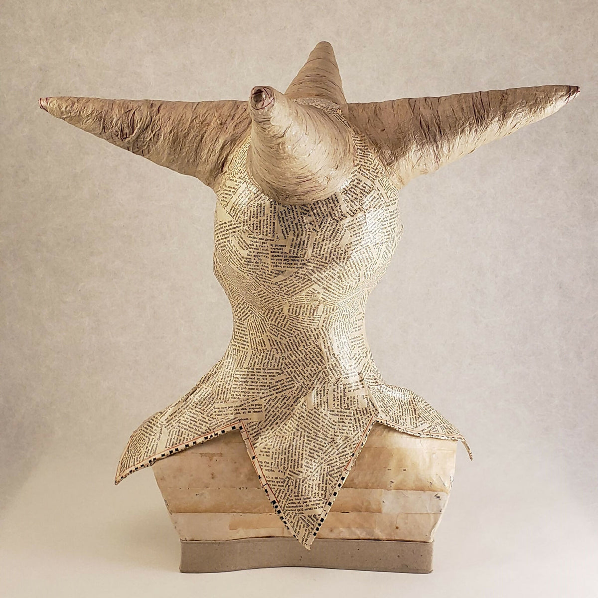 Buste sculpté beige, vue de face légère, cornes symétriques, inscription sur base « d’un naturel taquin »