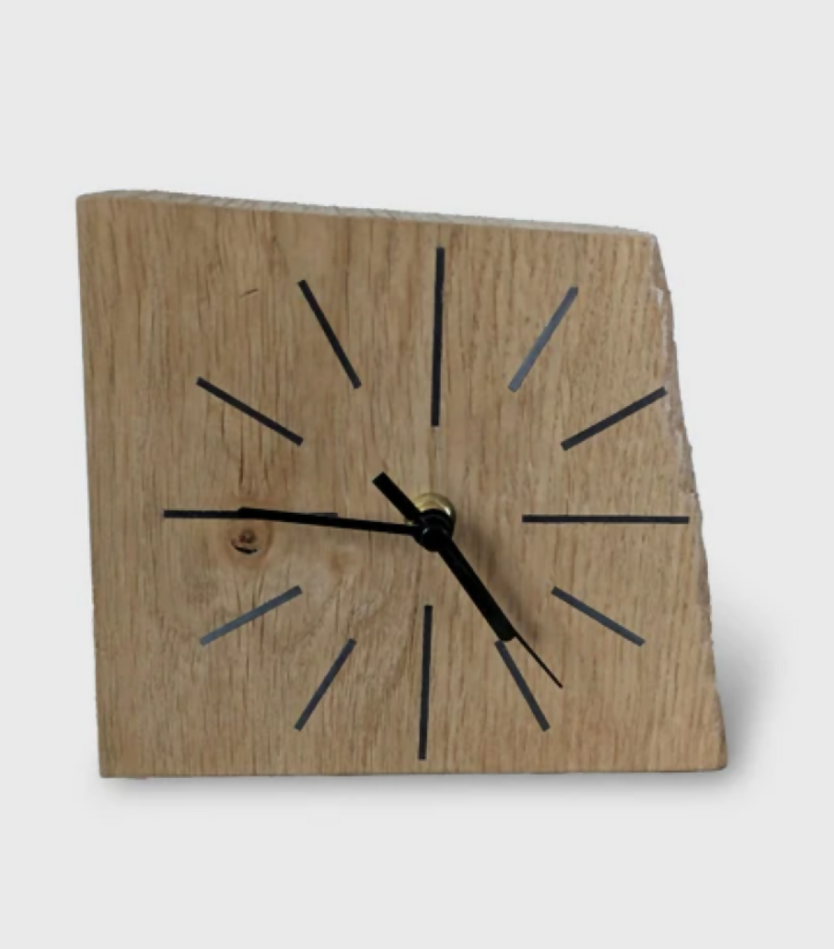 Horloge de bureau en chêne clair, cadran à repères noirs et bleutés, aiguilles dorées.