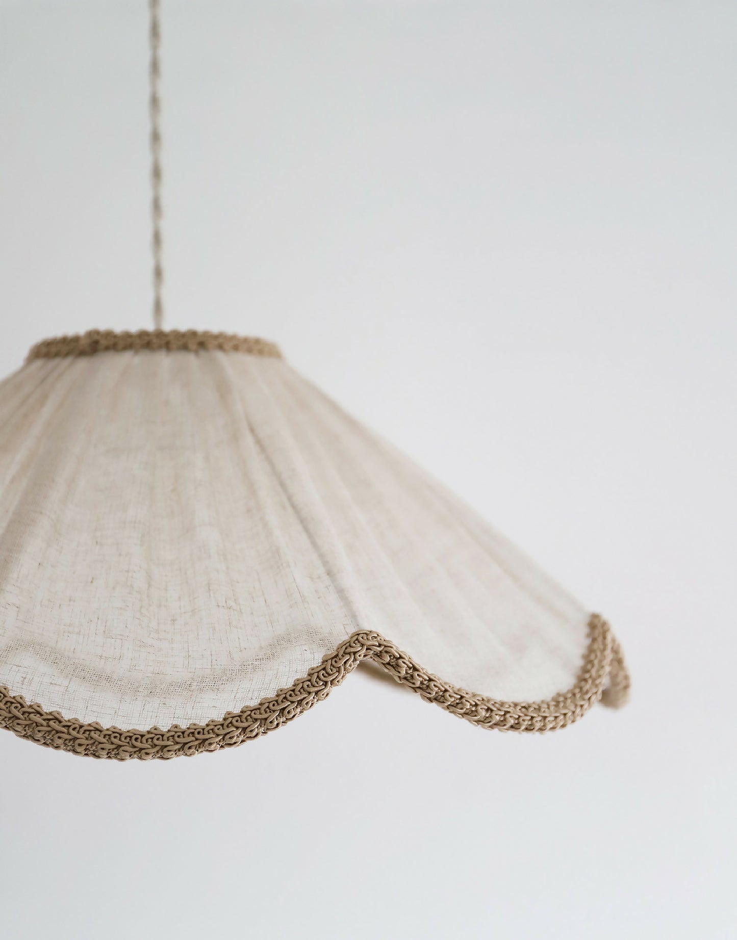 Suspension forme florale unie Françoise "classic beige"