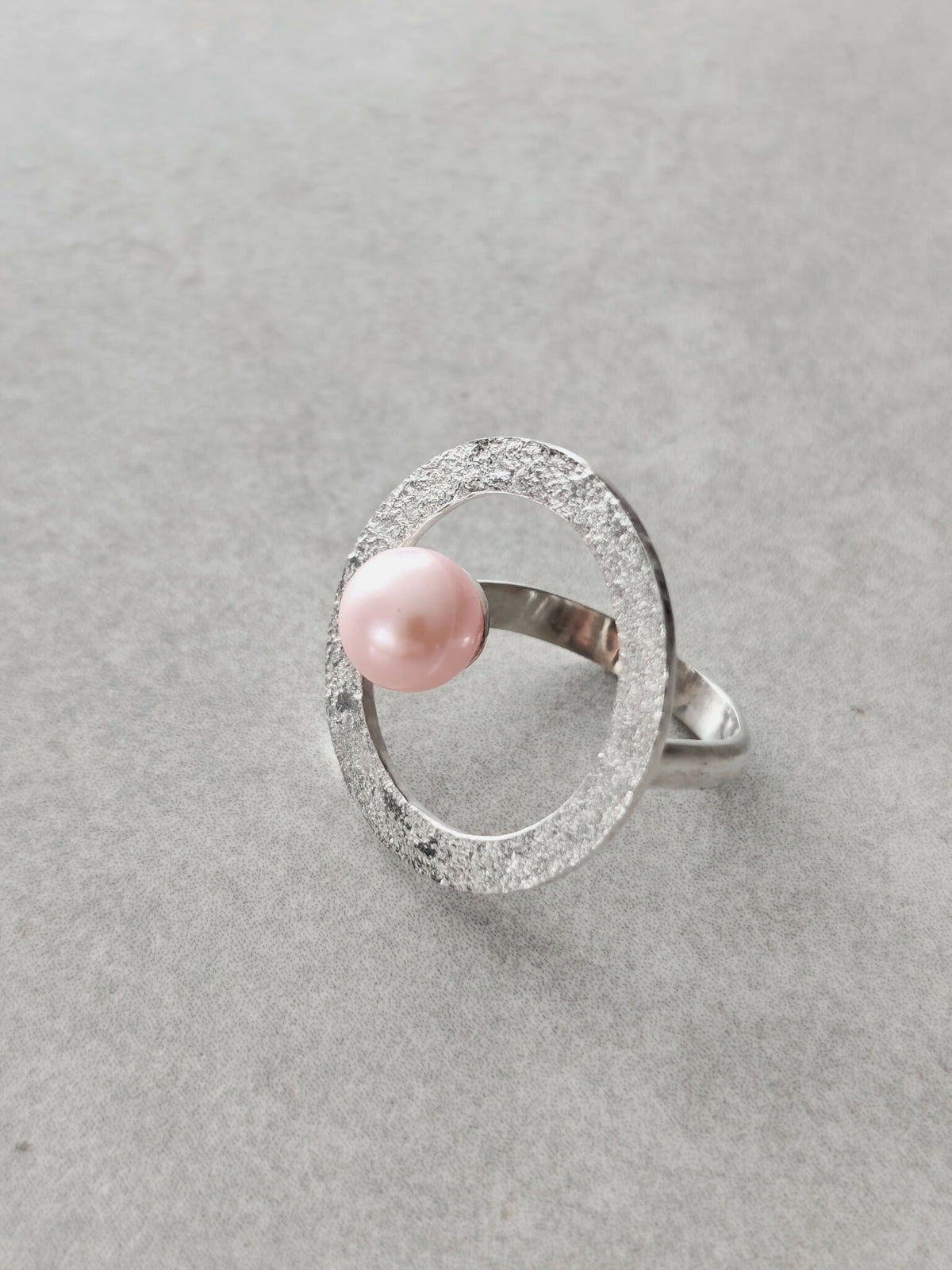 Bague Atoll perle rose nacrée, anneau argenté texturé avec ouverture ovale