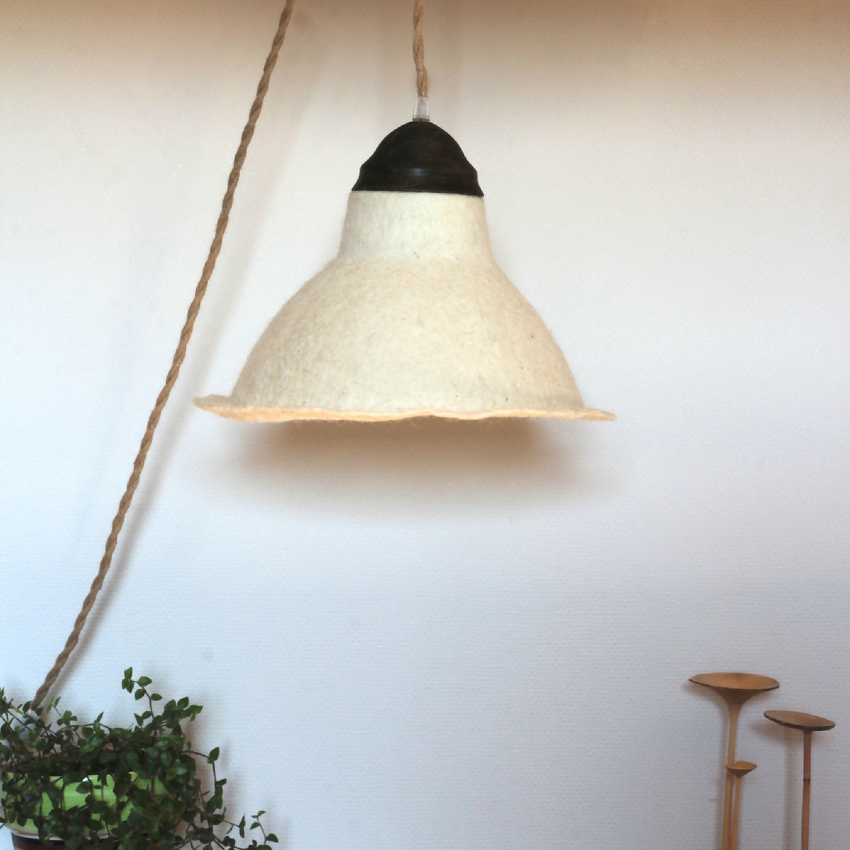 Lampe baladeuse BOHEME suspendue, abat-jour conique beige au bord légèrement ondulé